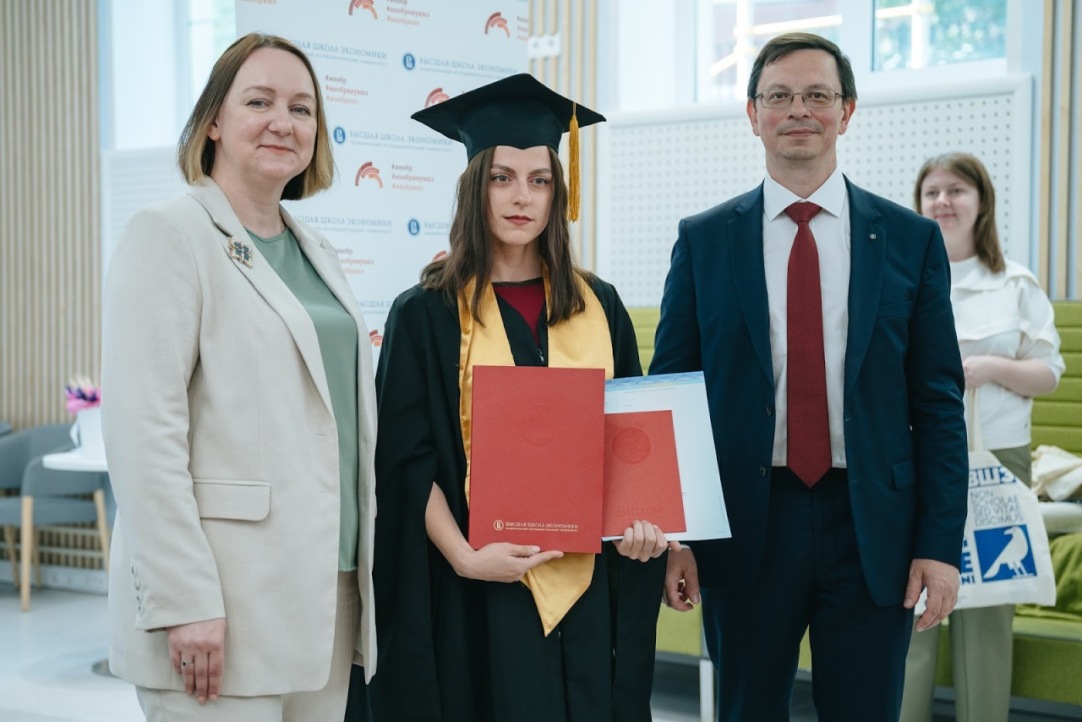 Первые выпускники сетевых программ Инобра ВШЭ с ПсковГУ и Благотворительным фондом Сбербанка получили дипломы